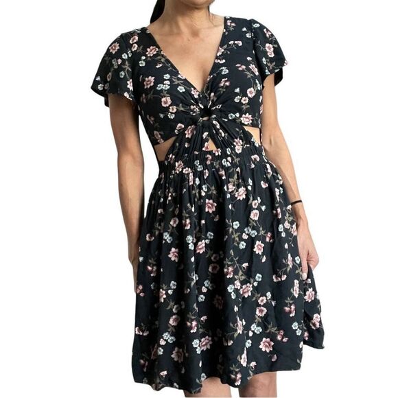 EUC American Eagle Outfitters Floral Cut Out Mini Dress - Size XS - Picture 2 of 12